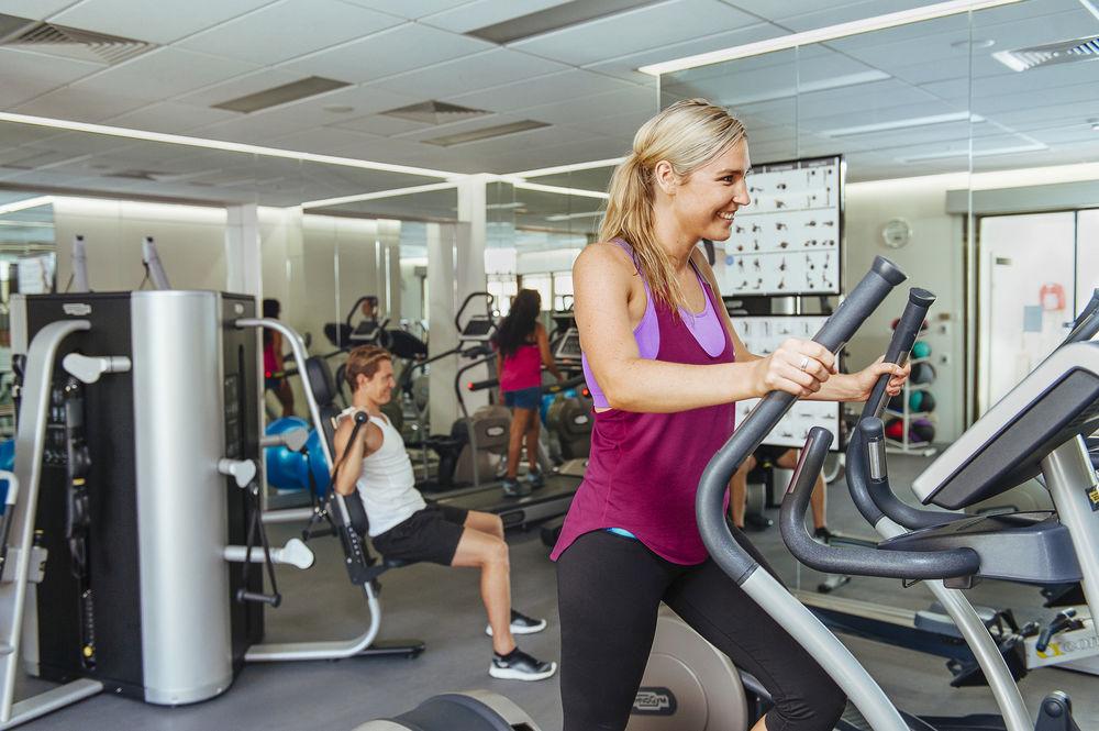 Hotel Stamford Plaza Adelaide Exteriér fotografie A woman on a cross trainer