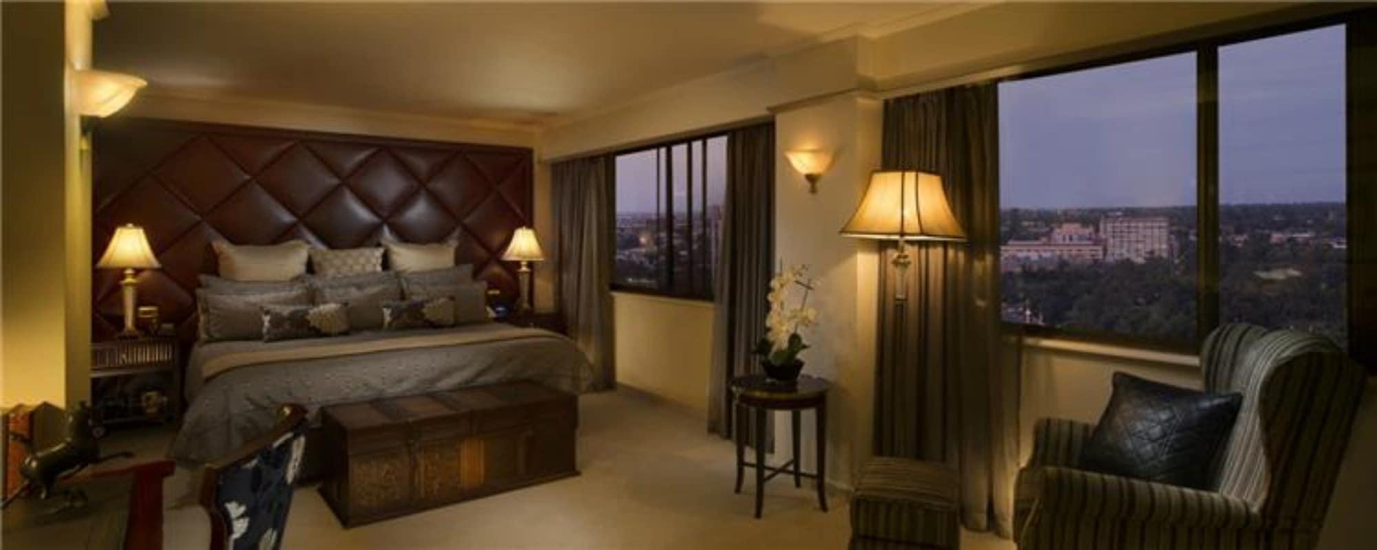Hotel Stamford Plaza Adelaide Exteriér fotografie A bedroom at the Ritz-Carlton