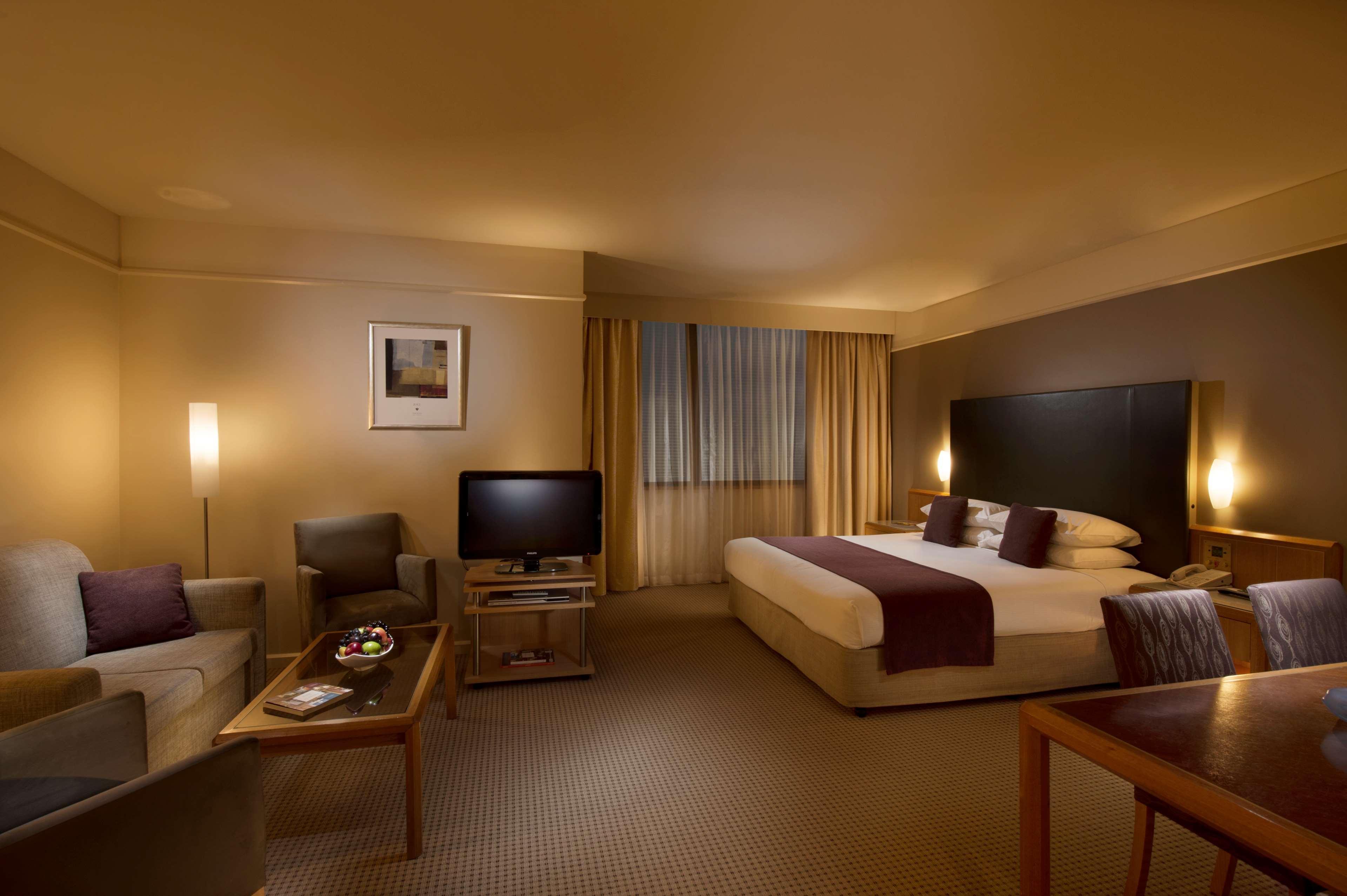 Hotel Stamford Plaza Adelaide Pokoj fotografie A suite at the Crowne Plaza Hotel, Parramatta, Australia