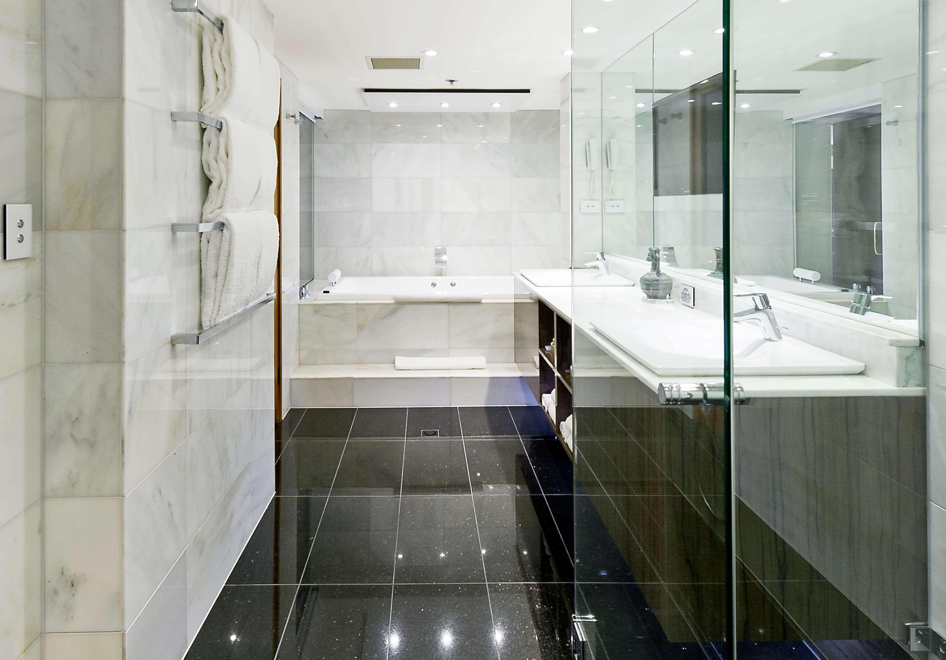 Hotel Stamford Plaza Adelaide Exteriér fotografie A modern bathroom